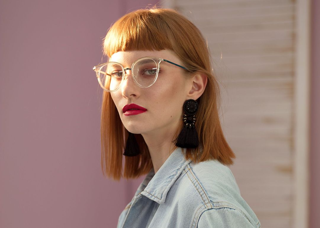 Femme sérieuse avec des lunettes beige transparentes