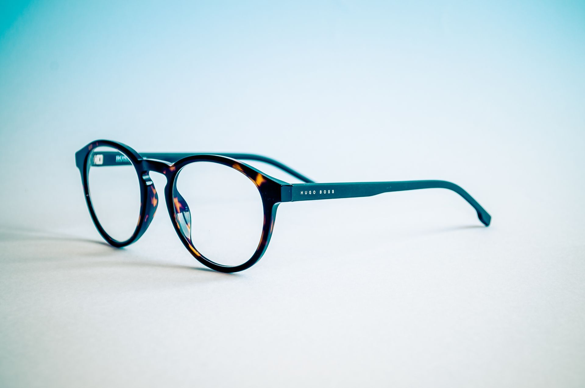 Une paire de lunettes posées