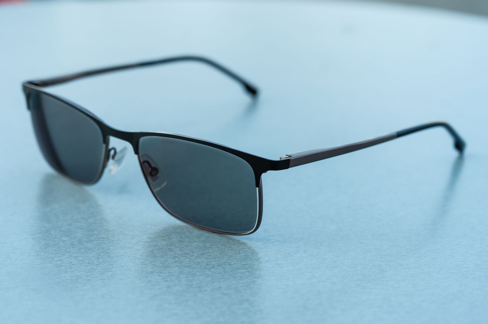 Lunettes en titane posées sur une table