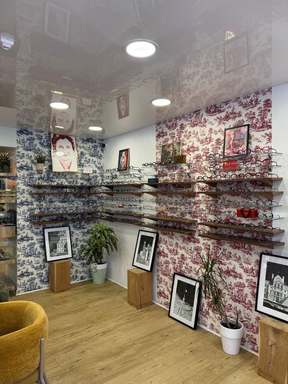 Magasin d'optique avec garnitures vertes et murs végétaux