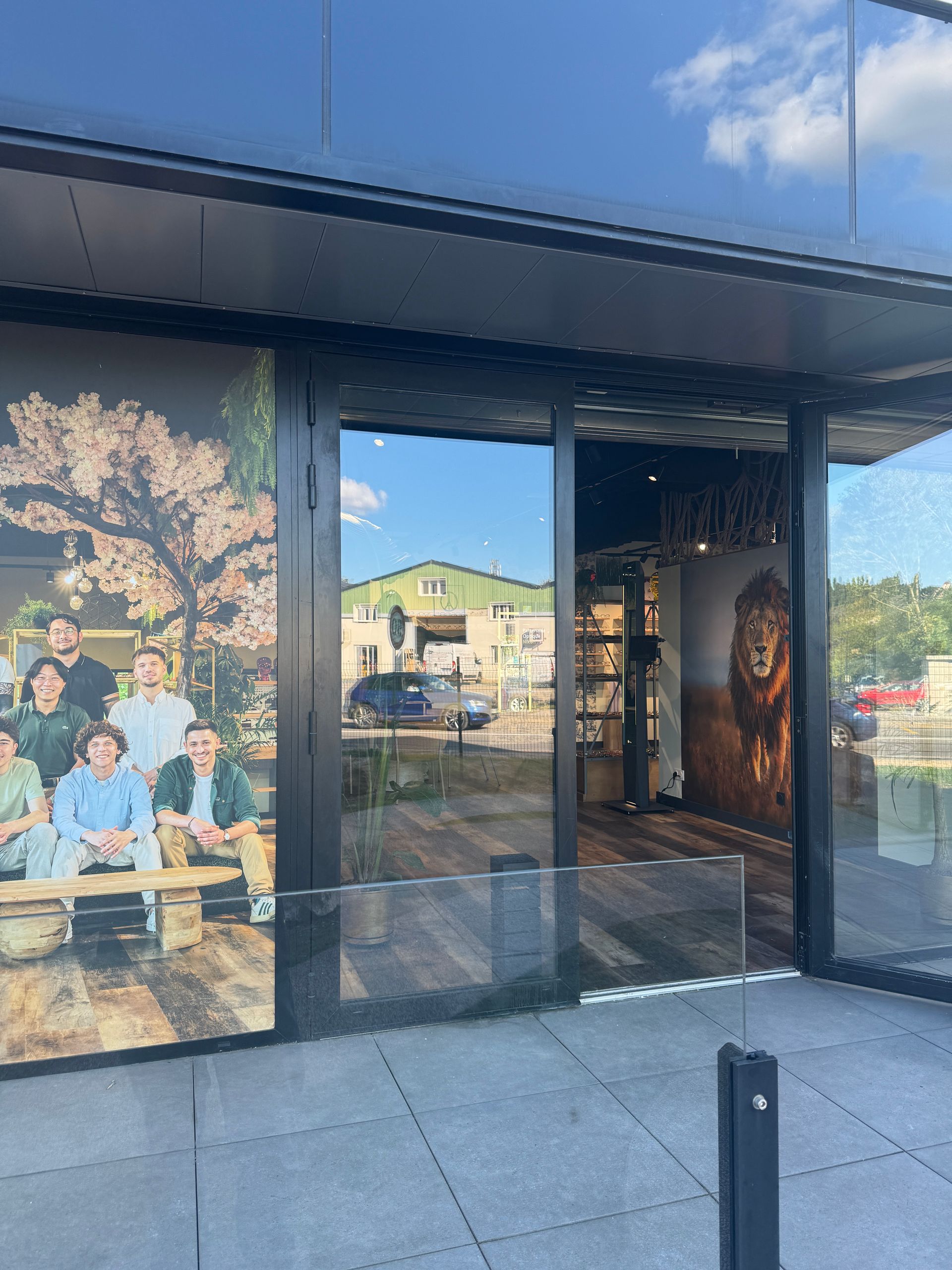 Porte d'entrée d'une boutique de lunettes.