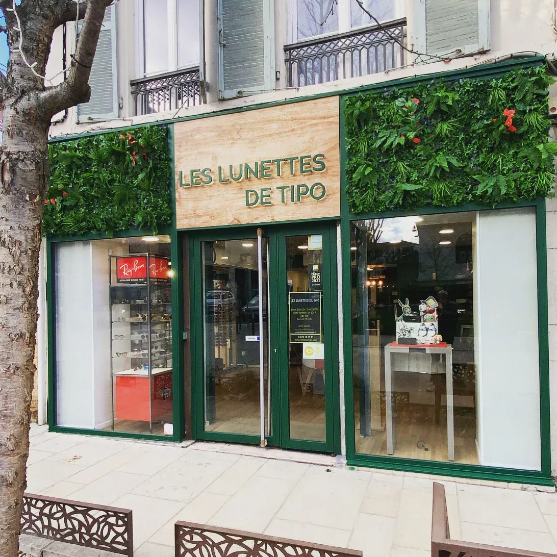 Façade d'une boutique de lunettes.
