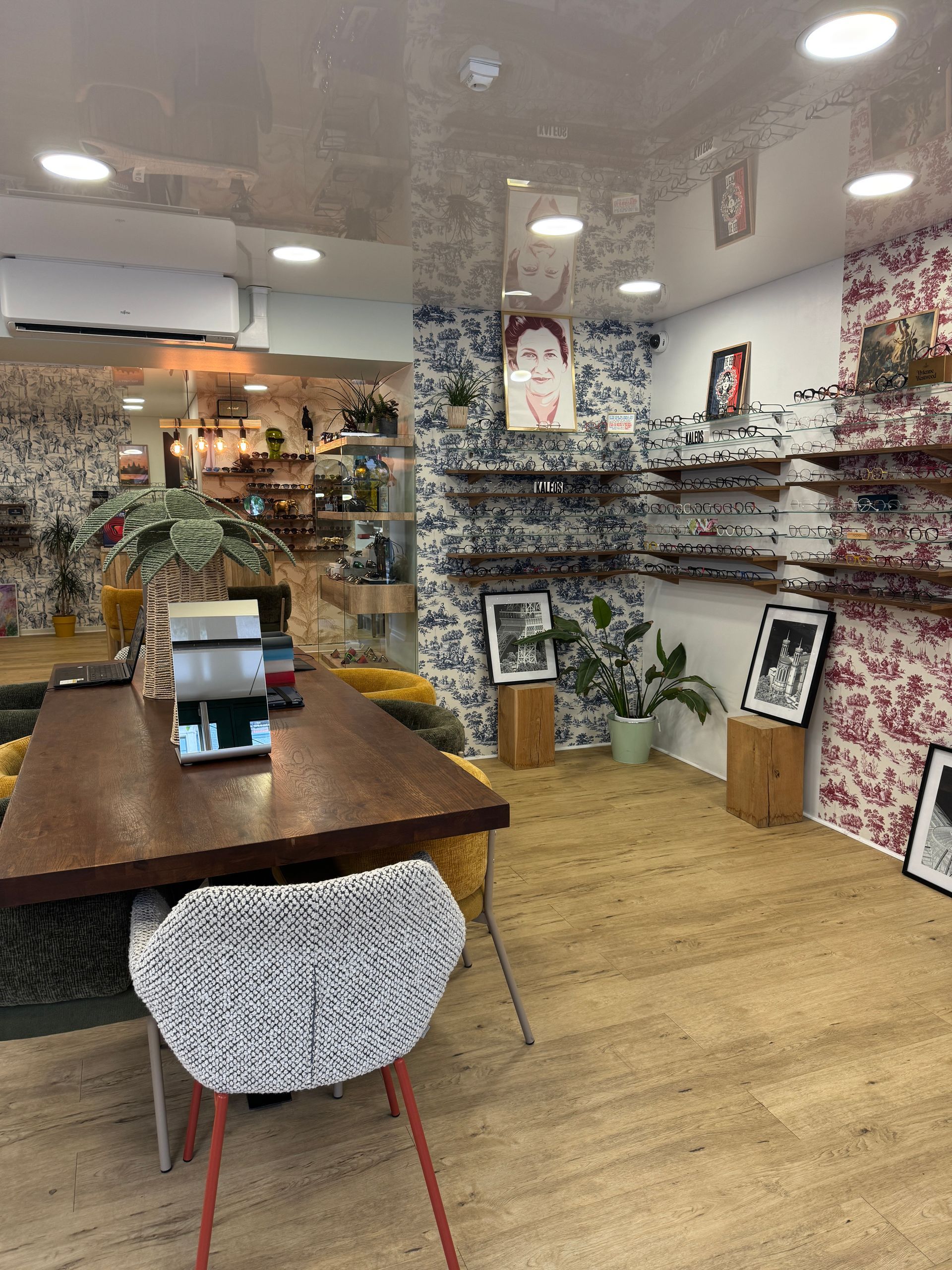 Intérieur d'une boutique de Lunetier à Oullins.