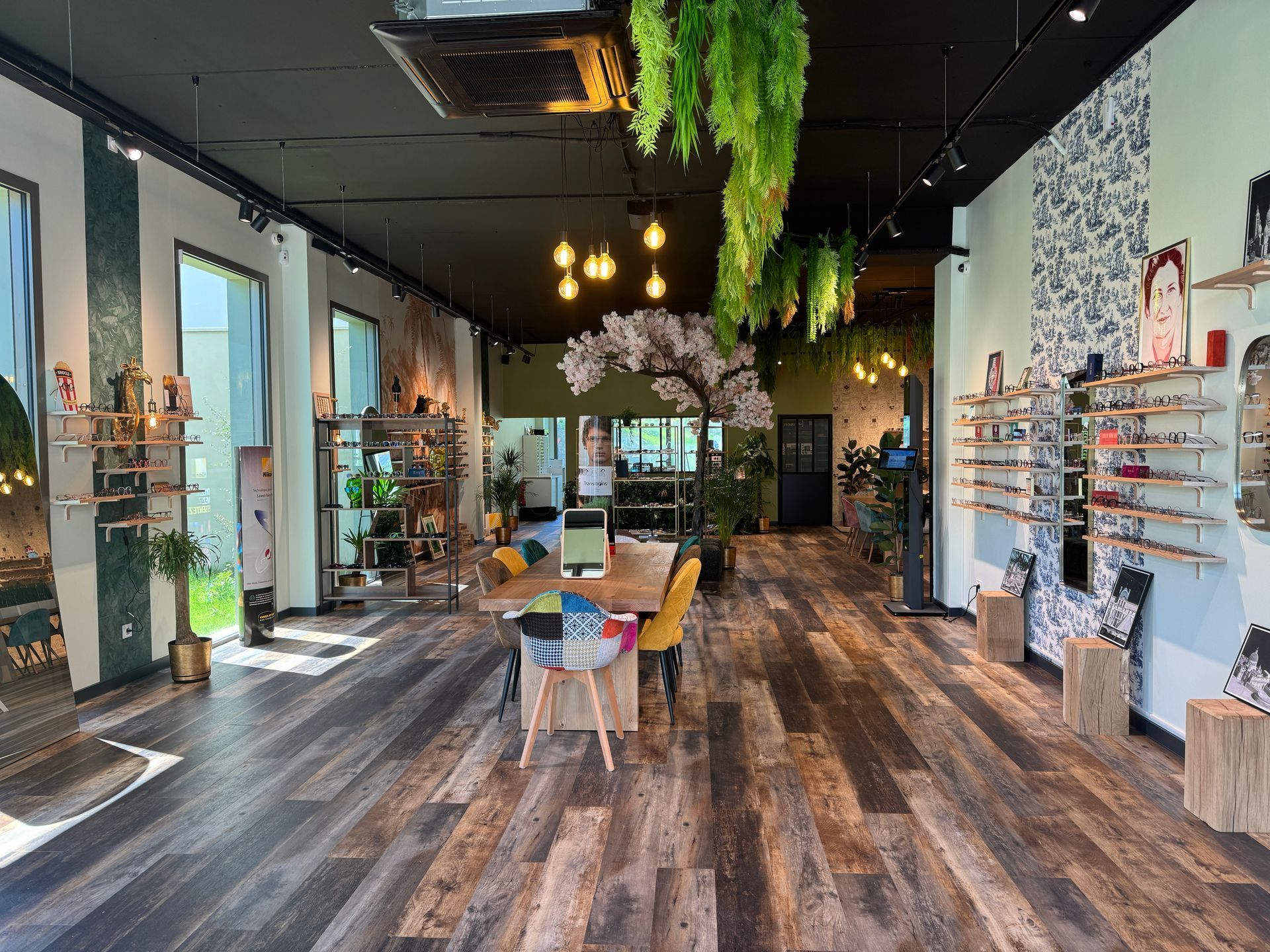 Intérieur d'une boutique de lunette.