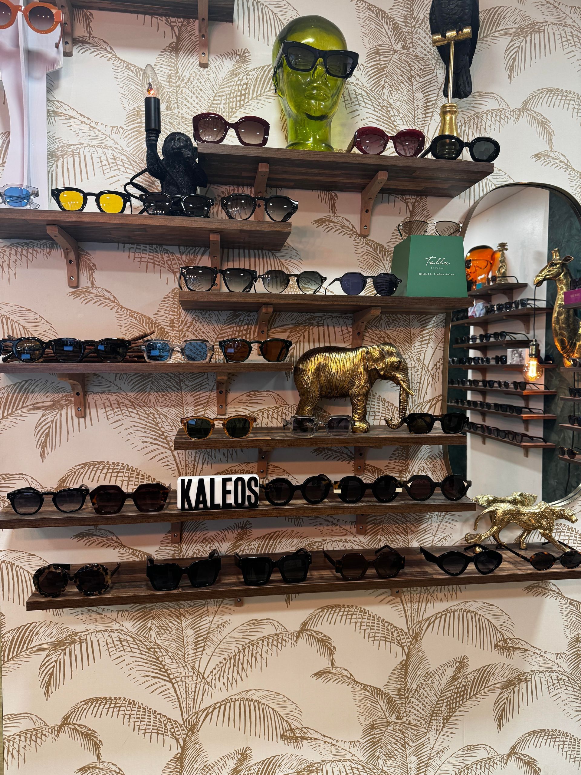 Deux paires de lunettes avec des décorations géométriques