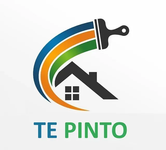 Logotipo con silueta de casa y pincel, con trazo de pintura azul, naranja y verde; texto 