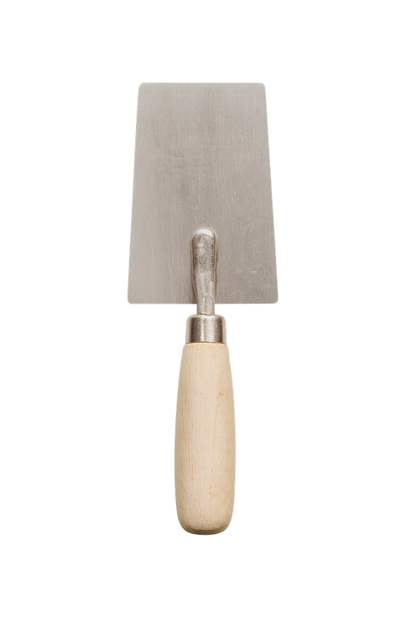 Truelle à manche en bois et à lame métallique rectangulaire.