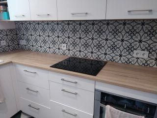 Crédence avec motif carreau de ciment dans une cuisine