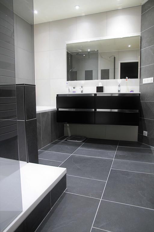 Salle de bains avec meuble double vasque, bac à douche et baignoire