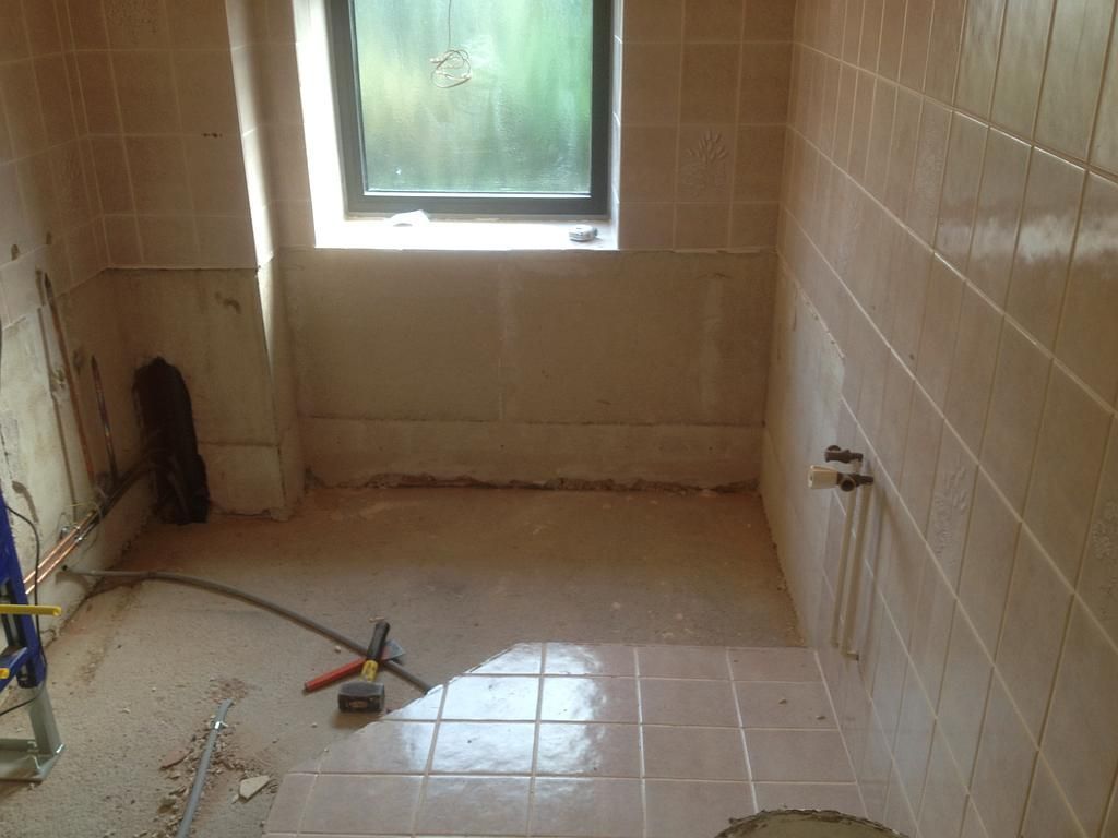 Une salle de bains en pleine transformation avec pose de nouveaux revêtements