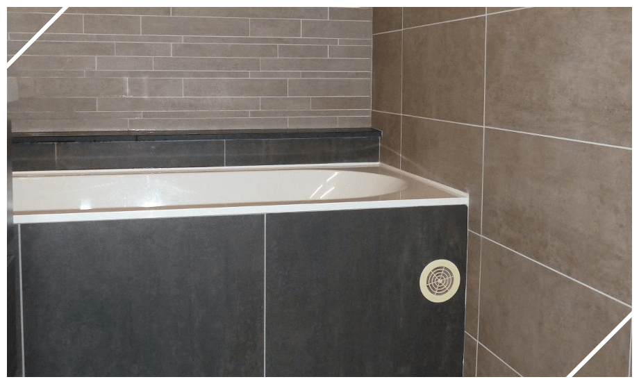 Baignoire avec faïence gris foncé