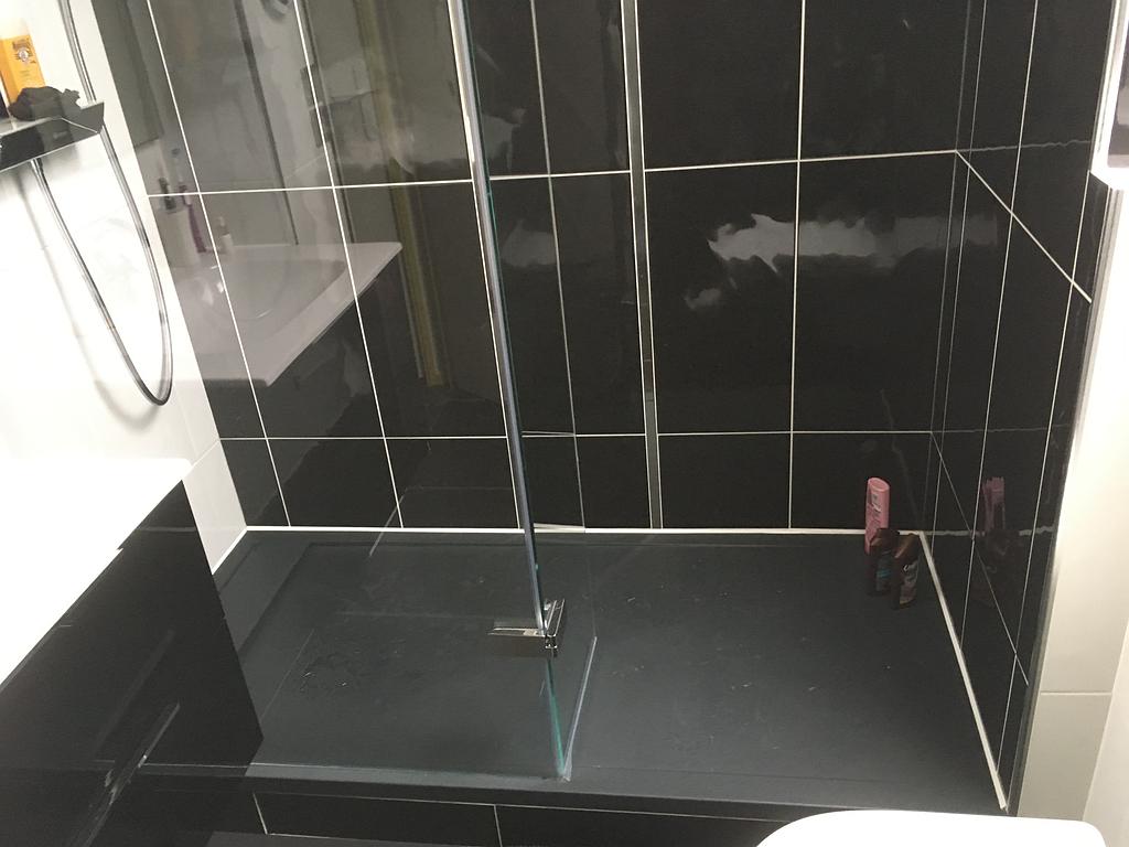 Douche avec receveur et carrelage noirs