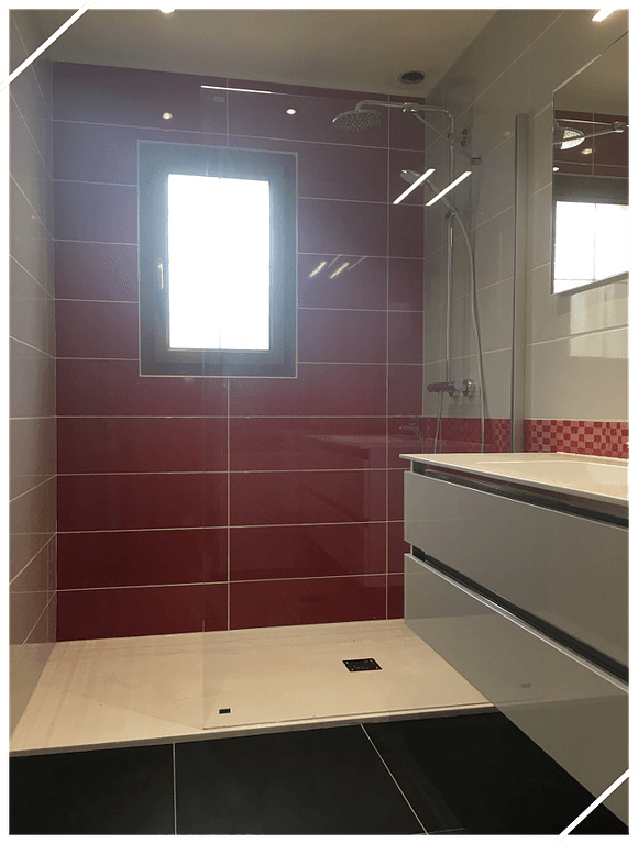 Douche à l'italienne avec paroi vitrée et meuble vasque