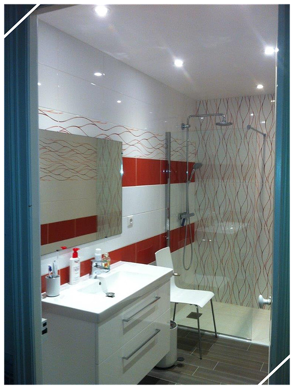 Douche et meuble vasque, carrelage blanc et rouge avec effets vagues