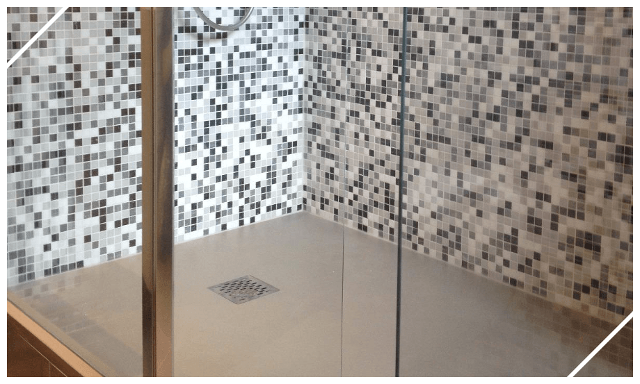 Douche à l'italienne avec revêtement en mosaïque noire et blanche