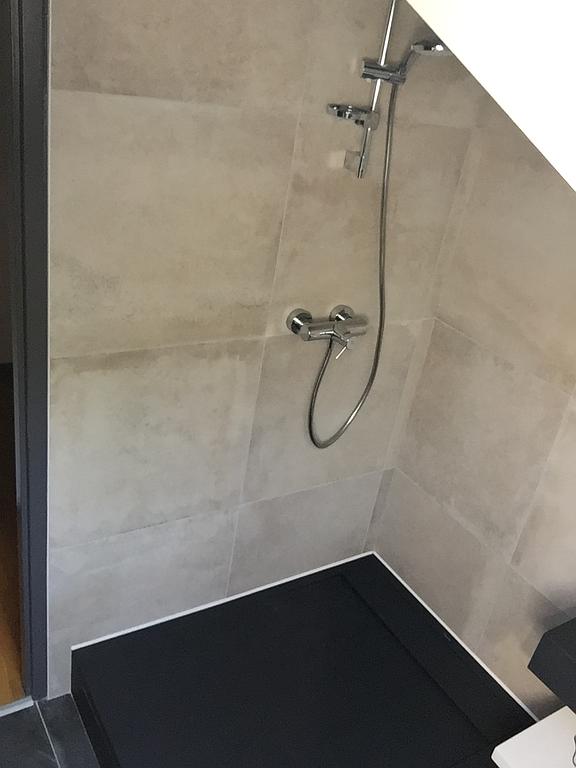 Douche avec colonne de douche et receveur noir