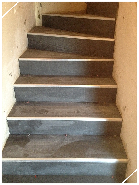 Escalier tournant avec revêtement en grès cérame et nez de marche