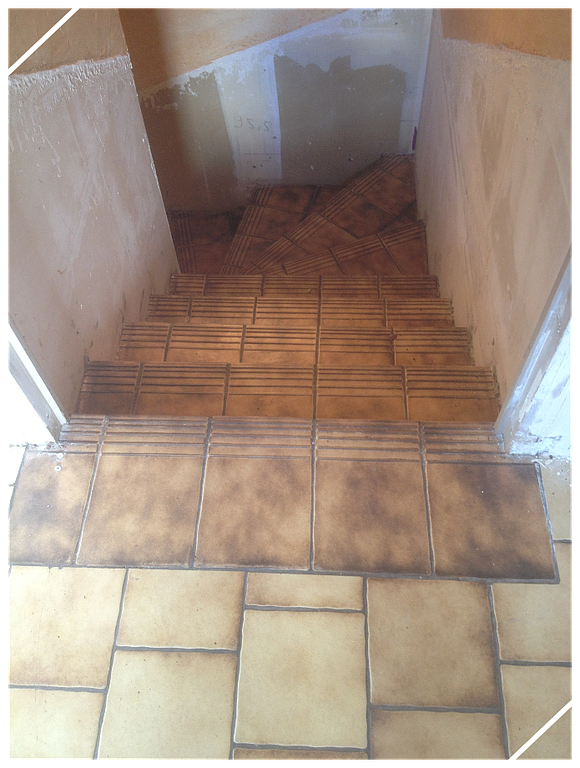 Escalier avec carrelage ancien