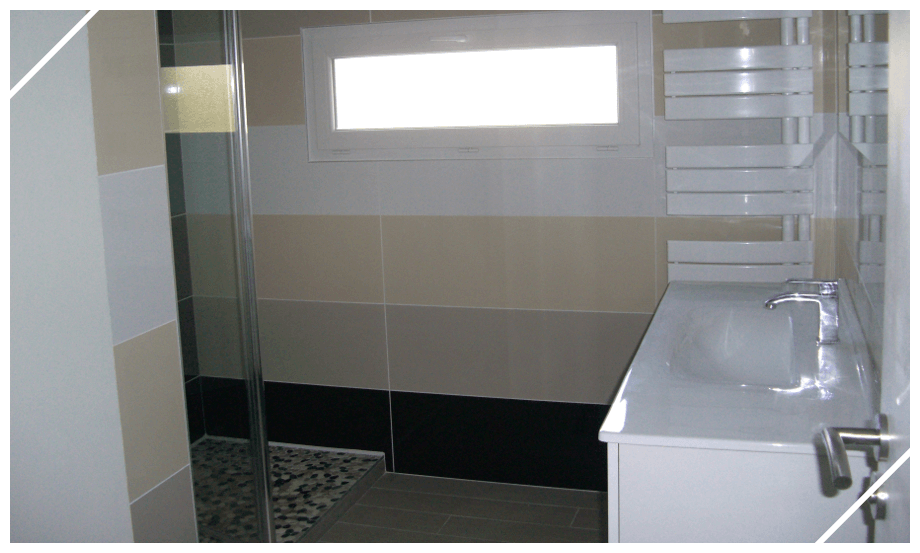 Douche à l'italienne avec sol en mosaïque et meuble vasque