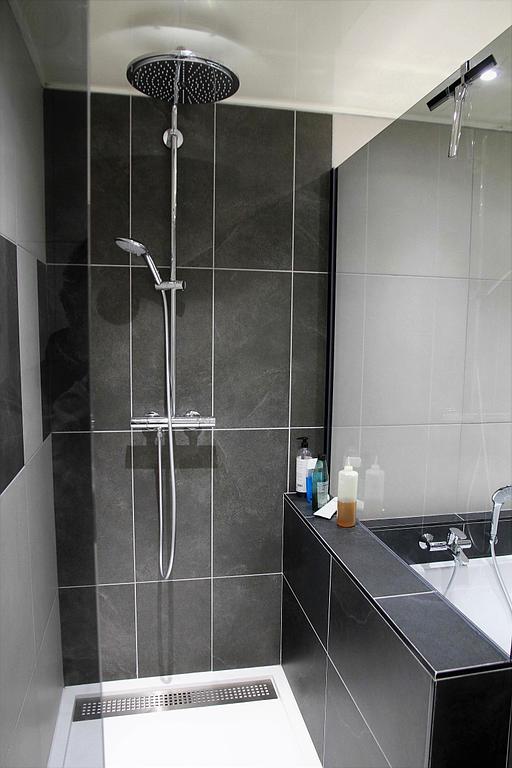 Douche entièrement carrelée avec colonne de douche