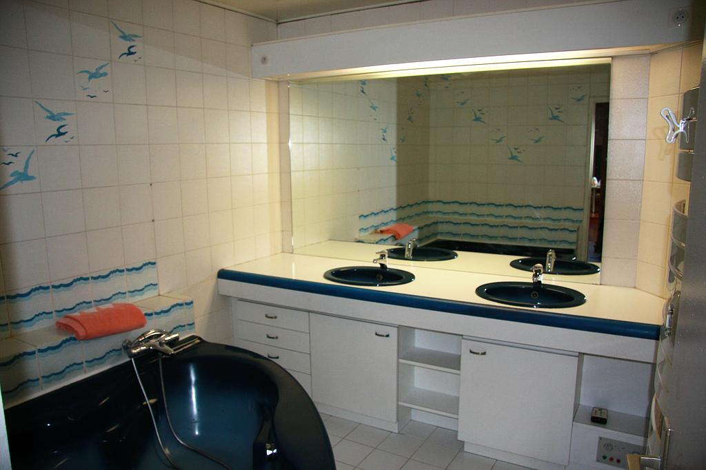 Salle de bains d'inspiration années soixante-dix