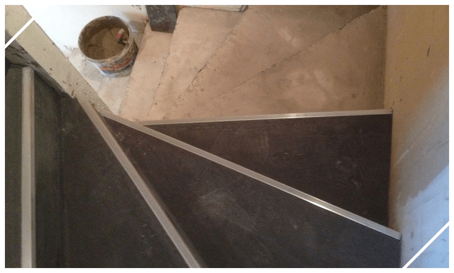 Escalier en grès cérame avec nez de marche en aluminium