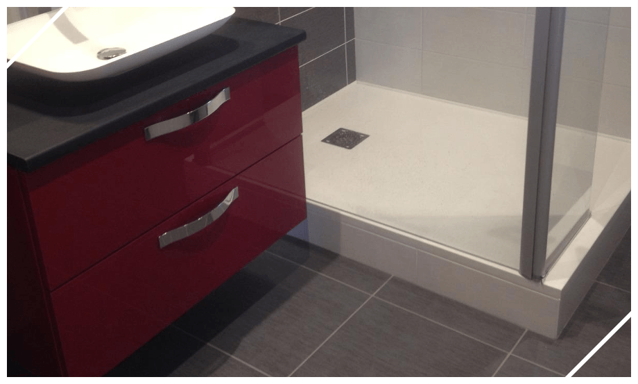 Meuble vasque rouge et douche
