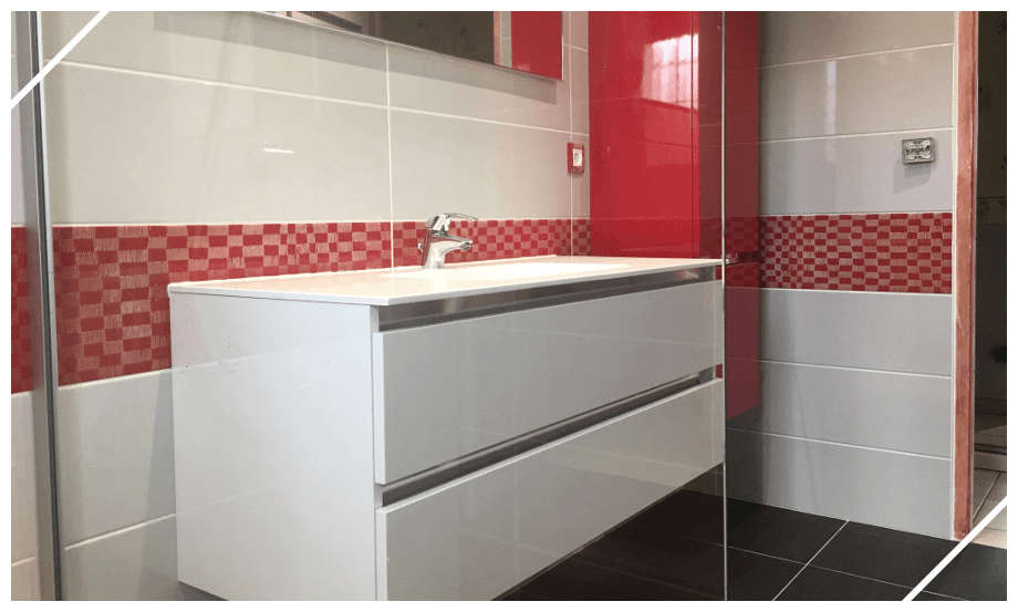 Meuble vasque et carrelage rouge et blanc