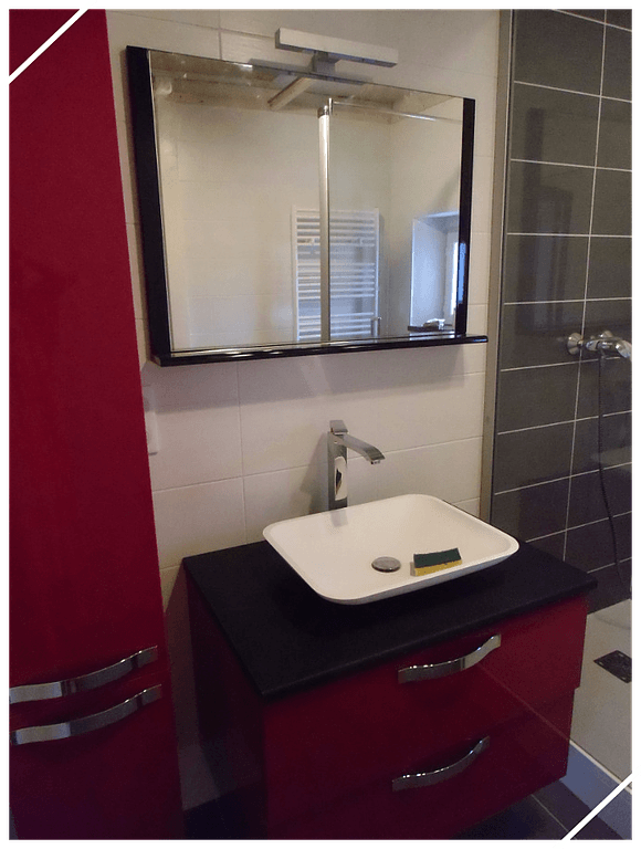 Meuble vasque et armoire de salle de bains rouges
