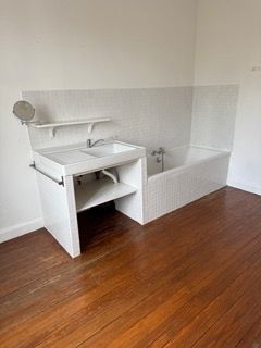 Avant les travaux d'une salle de bains simple avec un lavabo et d'une baignoire coller entre eux