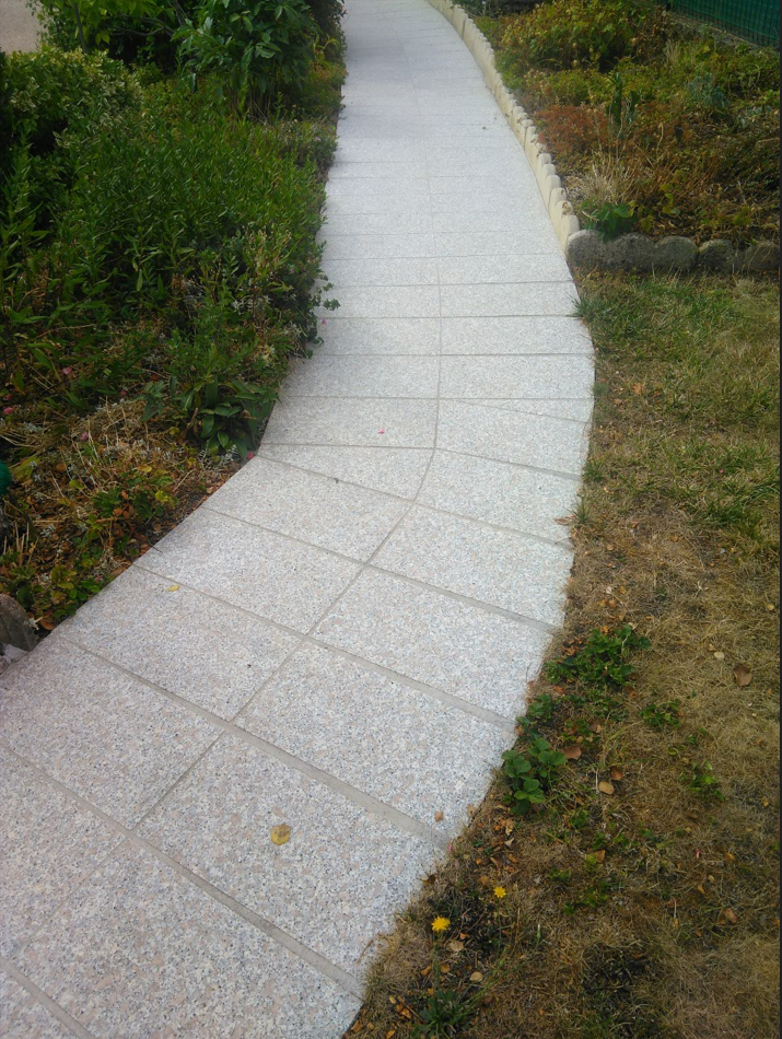 Allée de jardin avec dallage en granit gris
