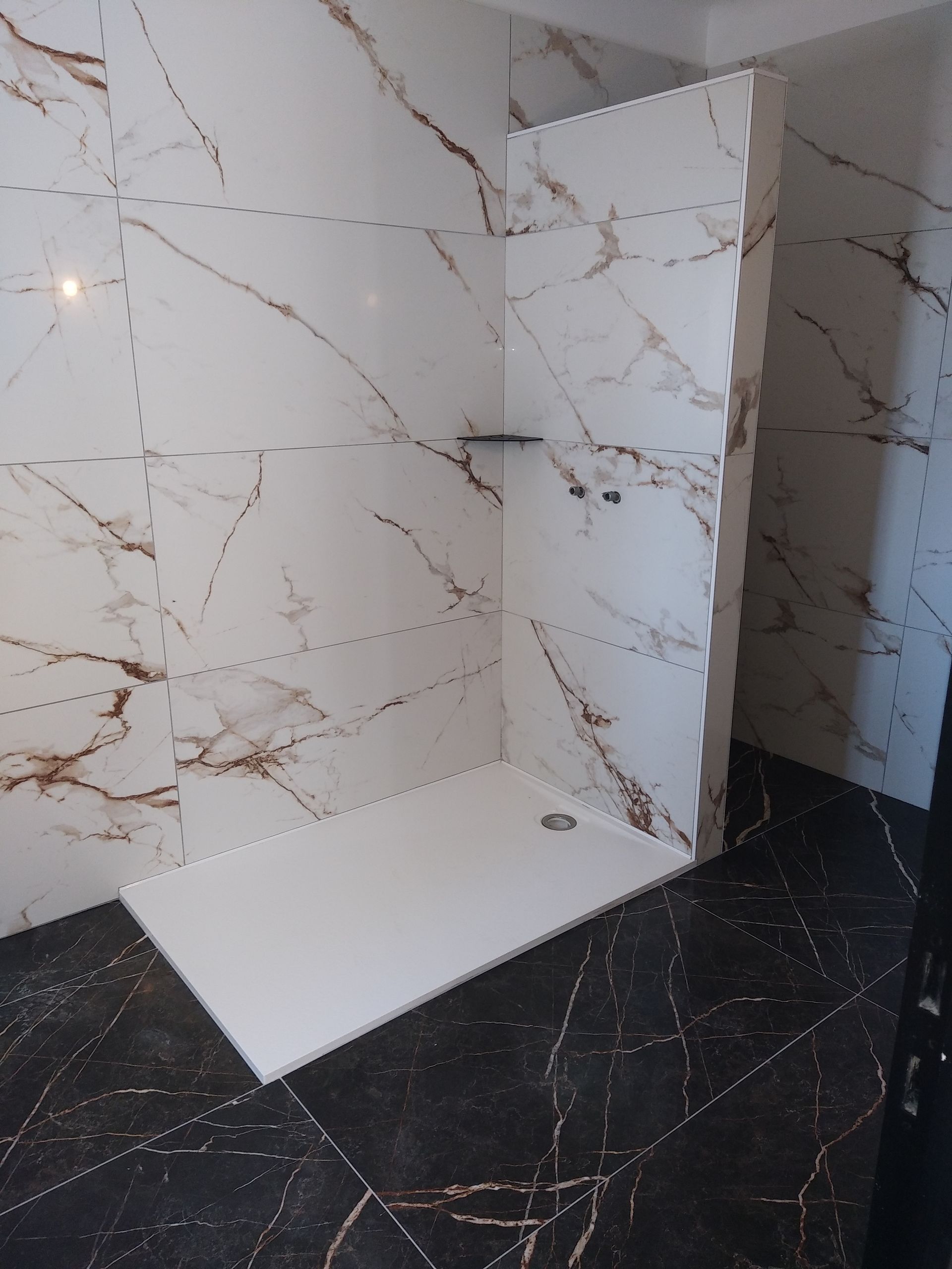 Douche avec carrelage imitation marbre blanc et receveur extra-plat