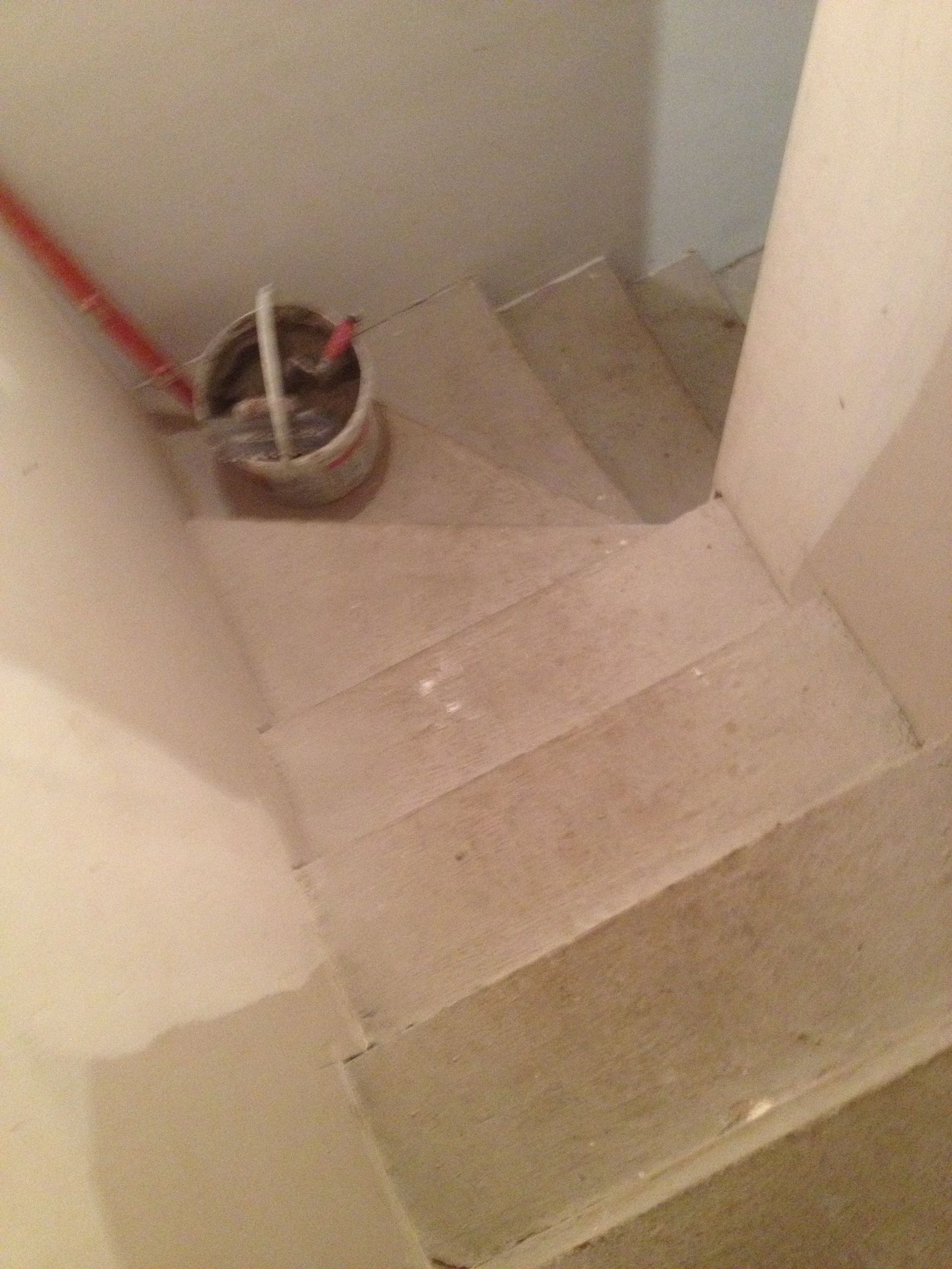 Escalier tournant en béton avant travaux de revêtement