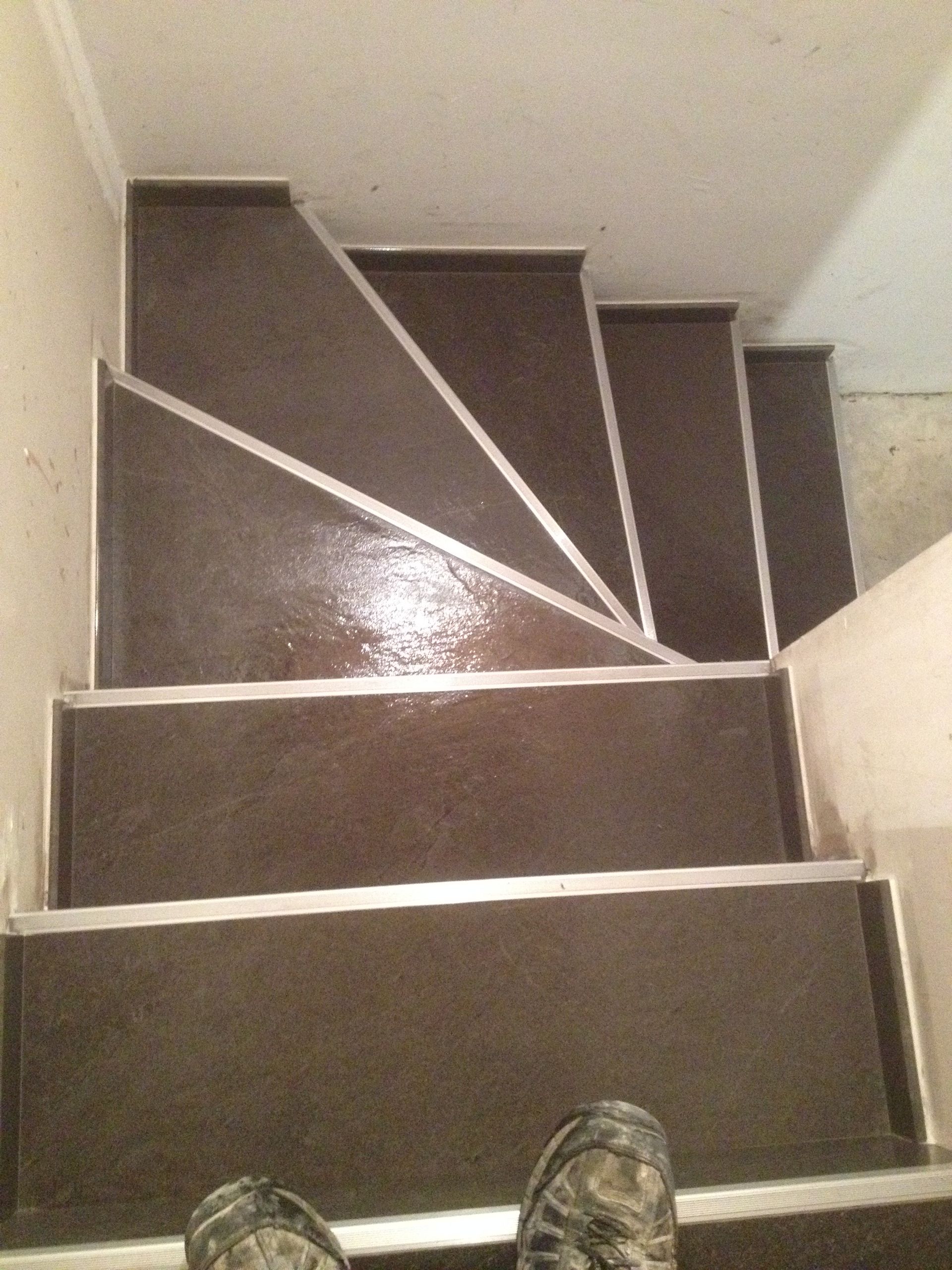 Escalier tournant après travaux avec un revêtement en grès cérame