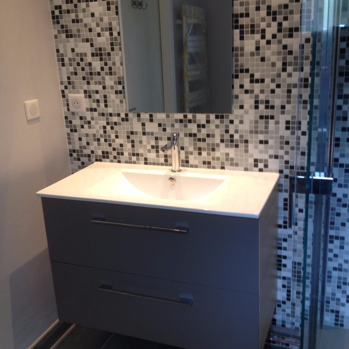 Faïence en mosaïque et meuble de salle de bains suspendu gris