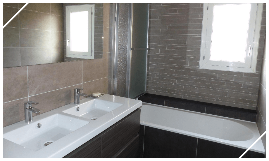 Salle de bains avec meuble double vasque et baignoire avec paroi vitrée