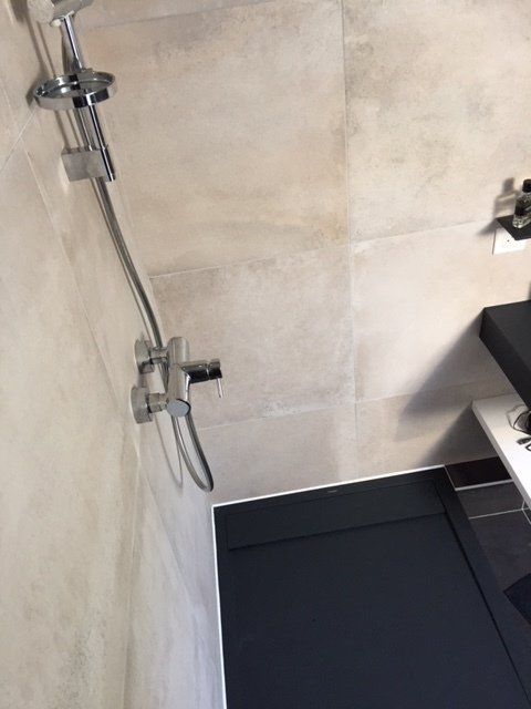 Douche avec receveur noir et robinetterie