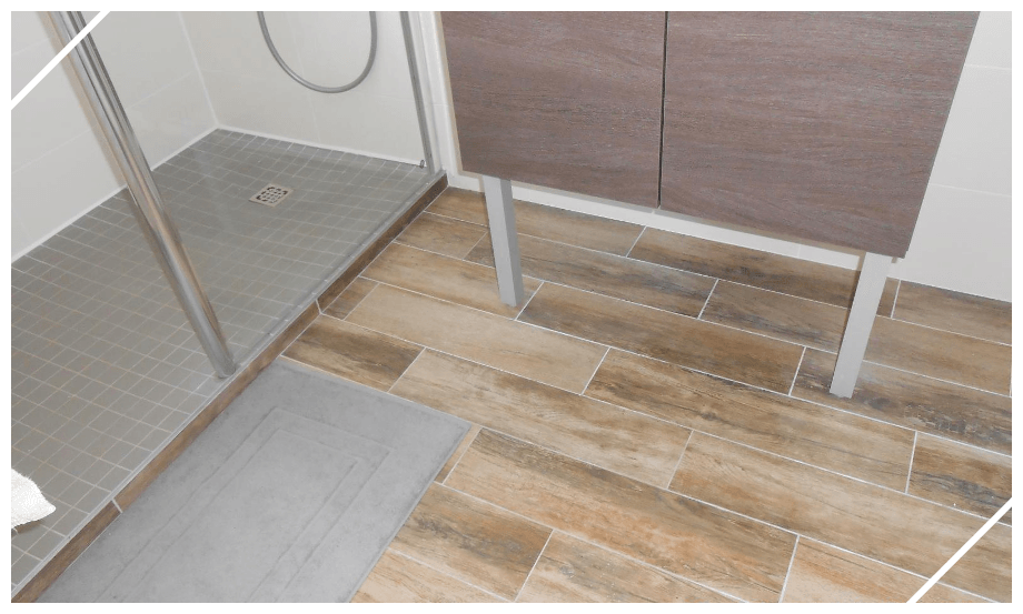 Douche à l'italienne et carrelage imitation bois