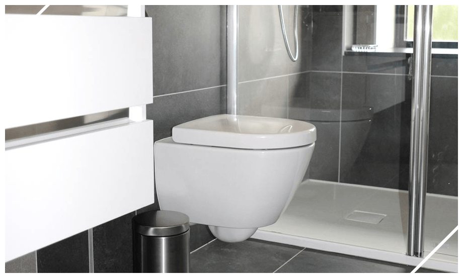 Toilettes suspendues, douche et sèche-serviettes au premier plan