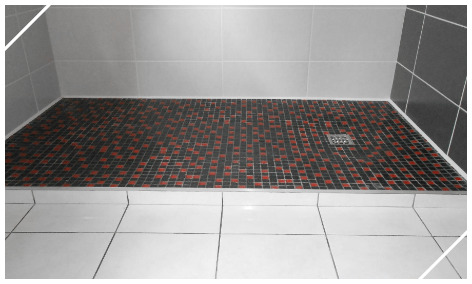 Douche à l'italienne avec sol en mosaïque noire et rouge