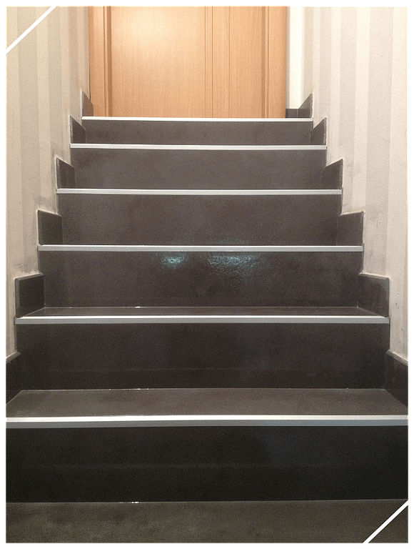 Escalier avec revêtement en grès cérame et nez de marche aluminium