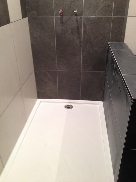 Douche avec receveur extra-plat et faïence gris foncé