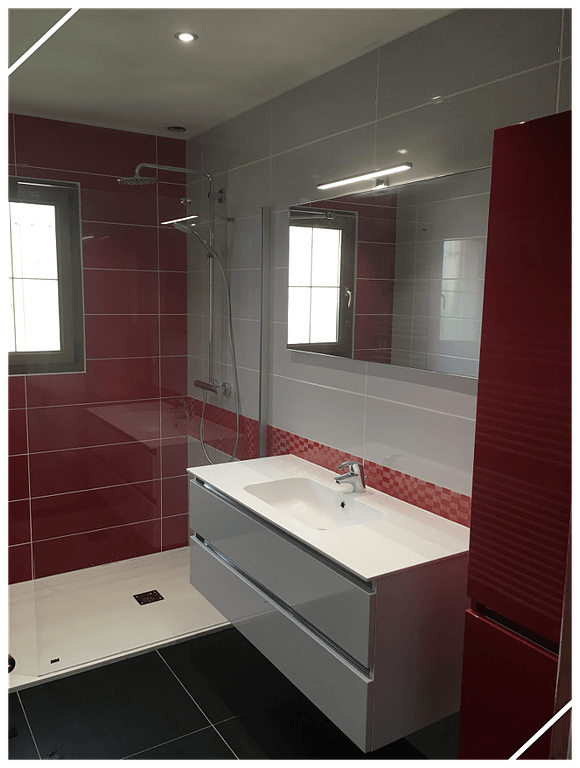 Salle de bains avec douche et meuble vasque, faïence rouge