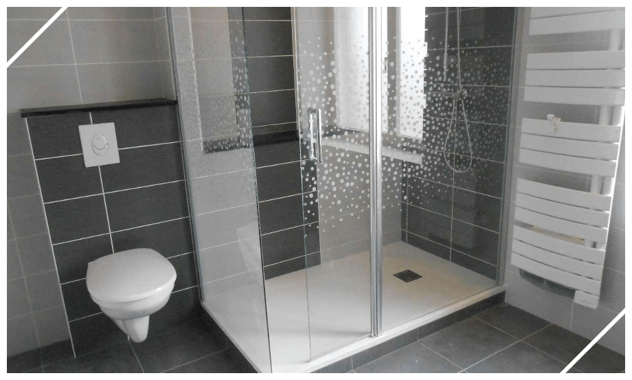 Toilettes et douche avec receveur extra-plat