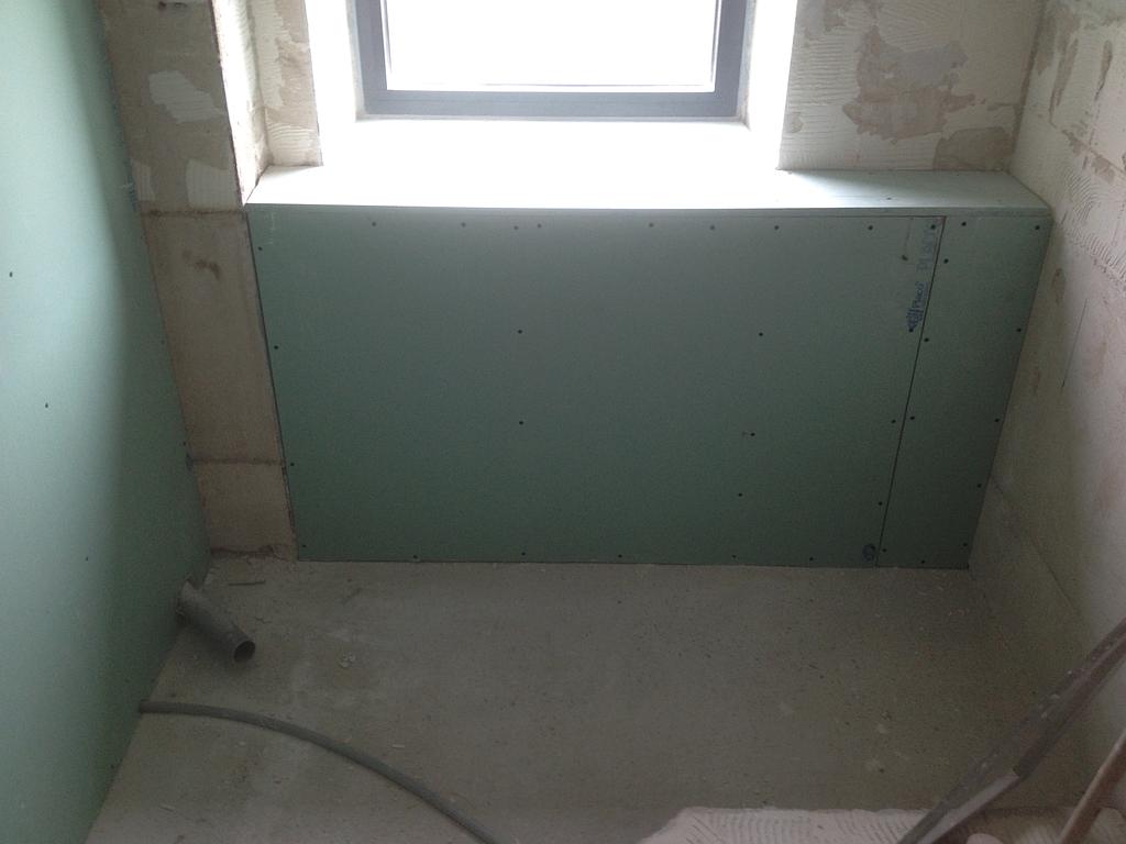 Installation de plaques hydrofuges avant la pose du carrelage