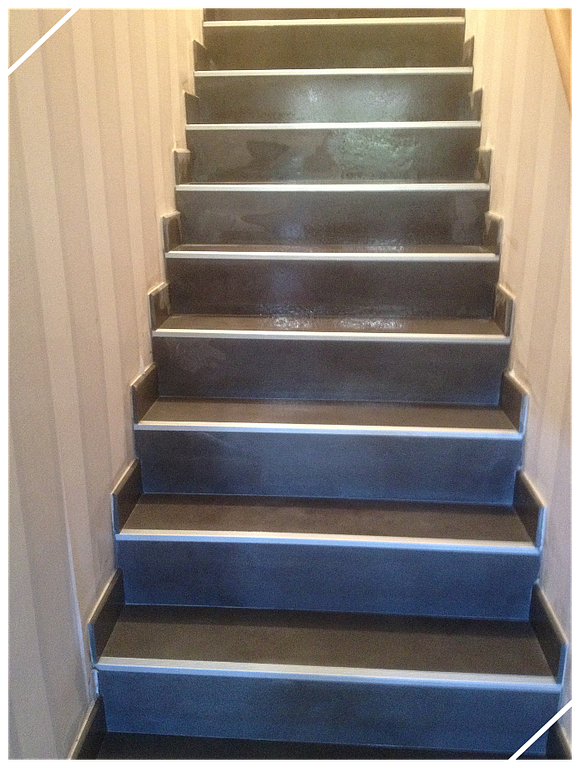 Escalier droit avec revêtement en grès cérame et nez de marche