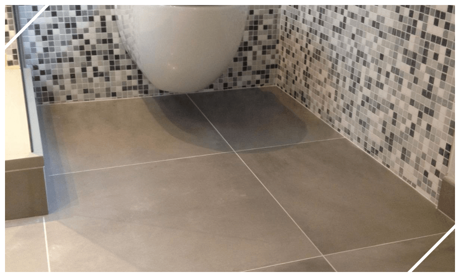 Un sol en carrelage gris effet béton 