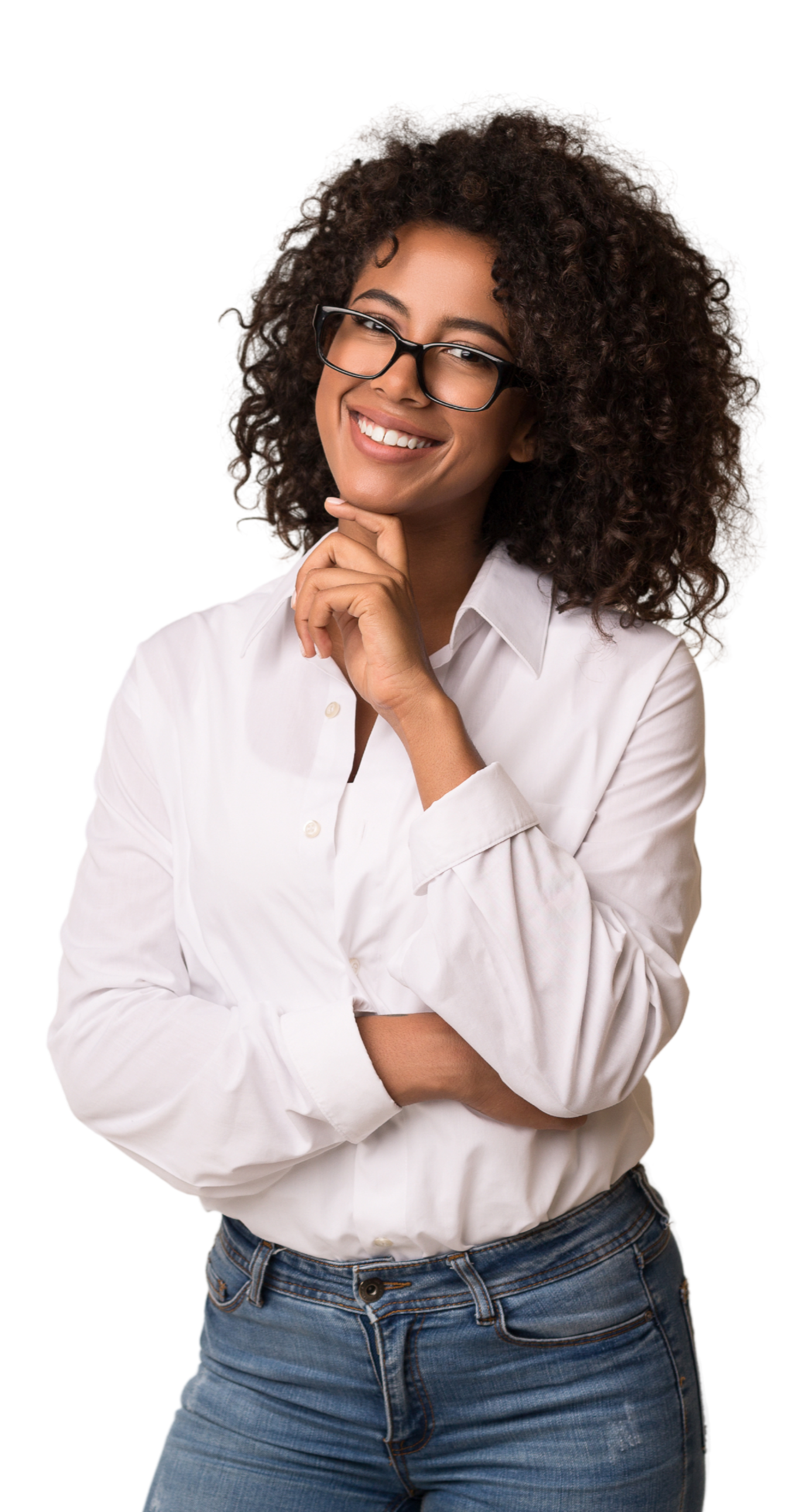 Femme portant des lunettes, une chemise blanche et un jean, souriante, la main sur le menton.