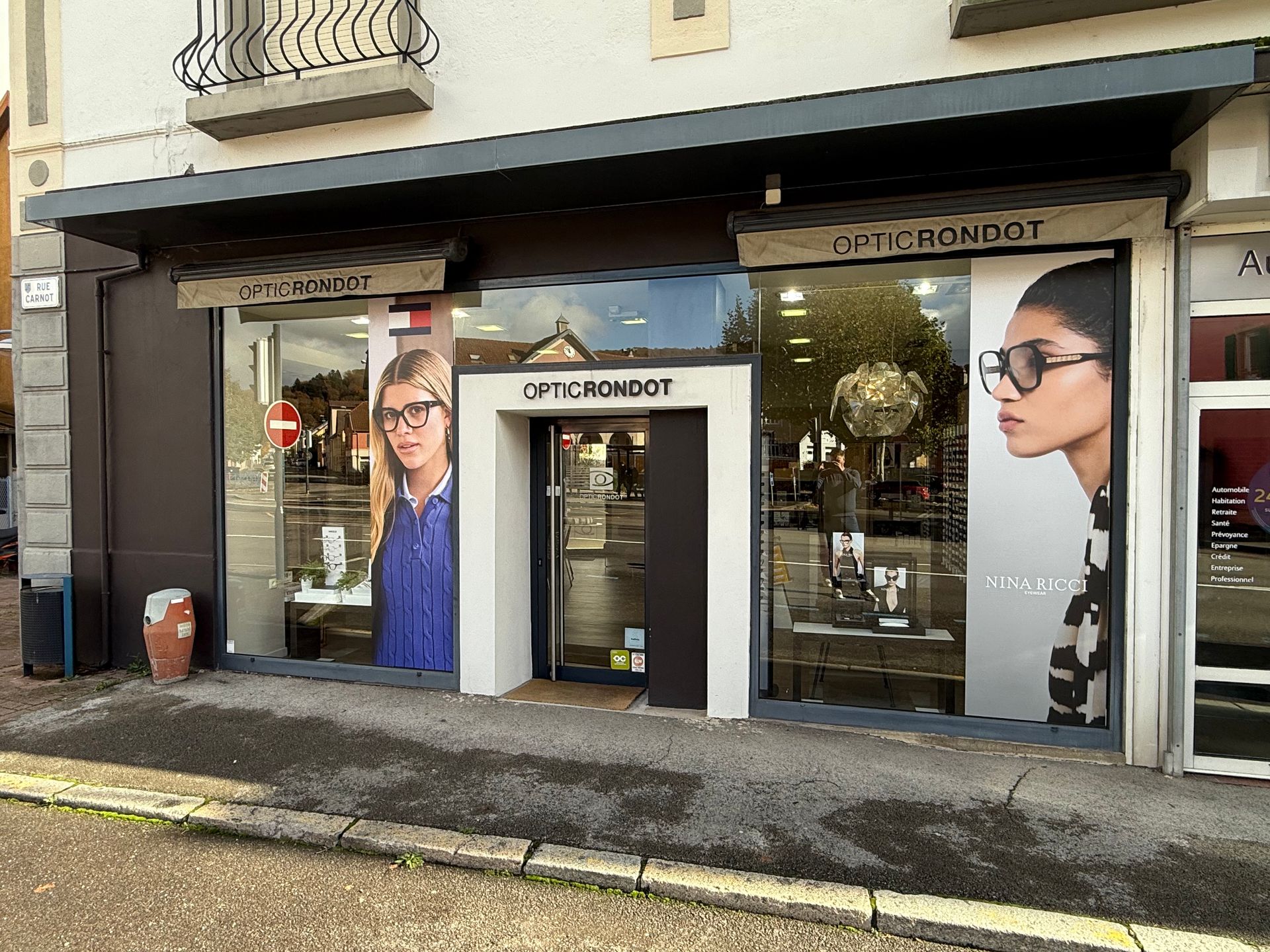 Magasin d'optique Optic Rondot avec vitrine et affiches publicitaires.