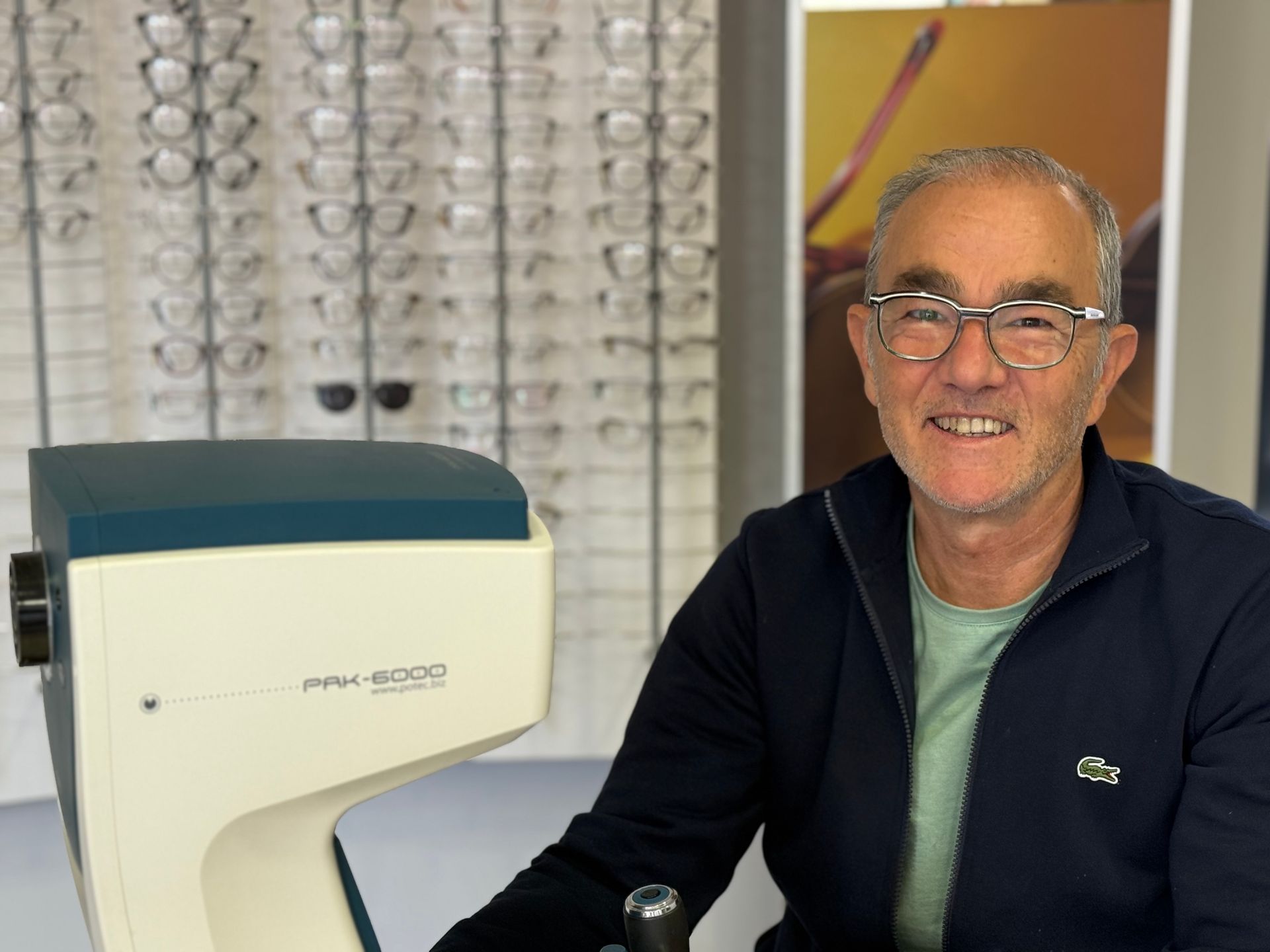 M. Rondot dans sa boutique d'optique.